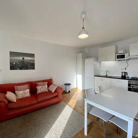 Апартаменты Robert's House In