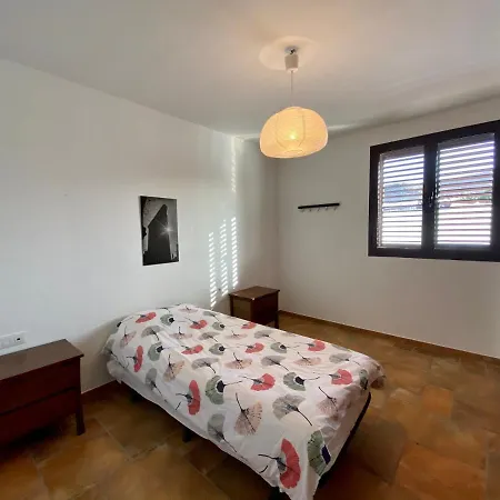 Robert's House In تيناجون
