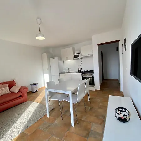 Robert's House In شقة تيناجون