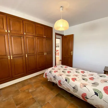 Robert's House In شقة تيناجون