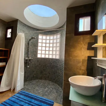 Robert's House In تيناجون